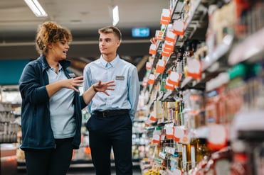 Manager discusses retail reward program with employee